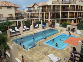 Una piscina al aire libre de temporada