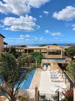 Una piscina al aire libre de temporada