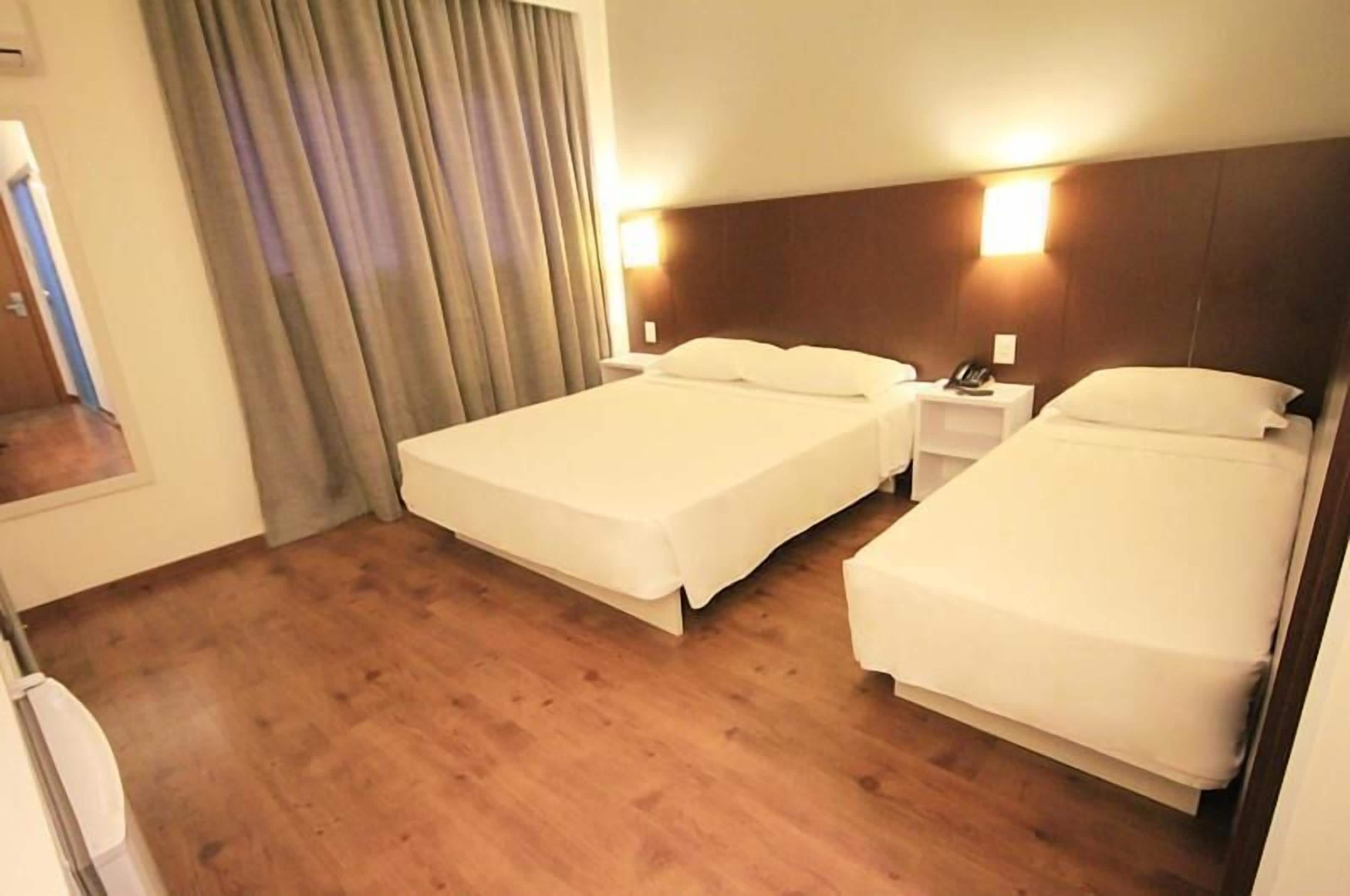 Bộ đồ giường cao cấp, minibar, két bảo mật tại phòng, bàn 