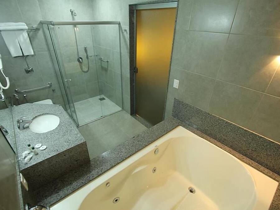 Un baño con bañera, ducha y lavamanos.