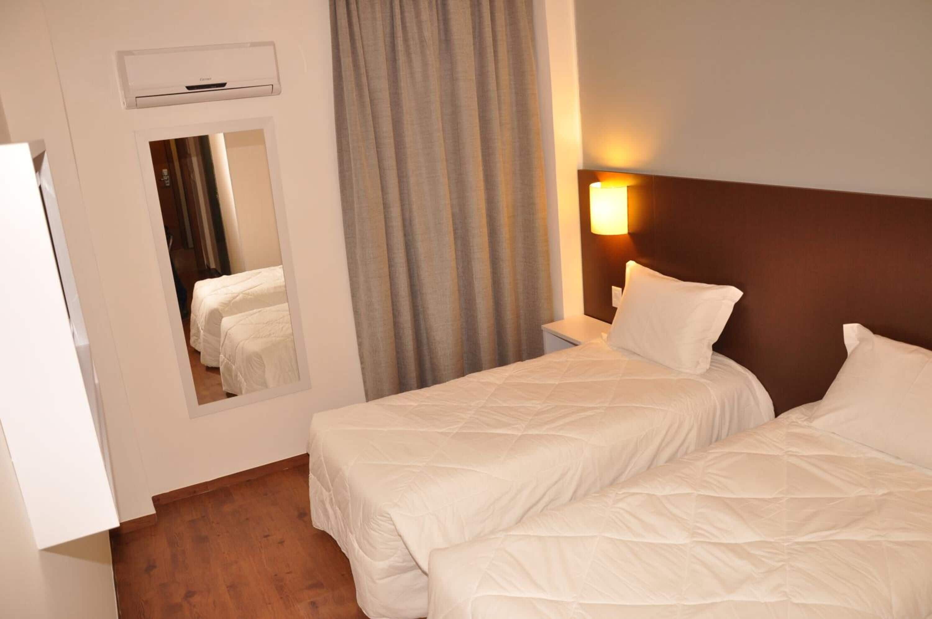 高級寝具、ミニバー、セーフティボックス (室内)、デスク