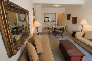 Executive-Apartment | Wohnbereich | Plasmafernseher