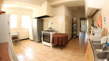 Habitación doble estándar, 1 cama matrimonial, baño compartido | Cocina compartida | Refrigerador con congelador, microondas, horno y parrilla de estufa