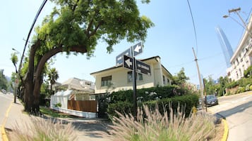 Vista frontal de la propiedad