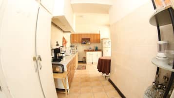 Habitación triple estándar, baño privado | Cocina compartida | Refrigerador con congelador, microondas, horno y parrilla de estufa