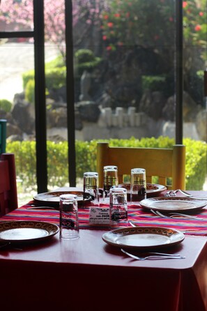 Se sirven desayunos, almuerzos y cenas; cocina regional