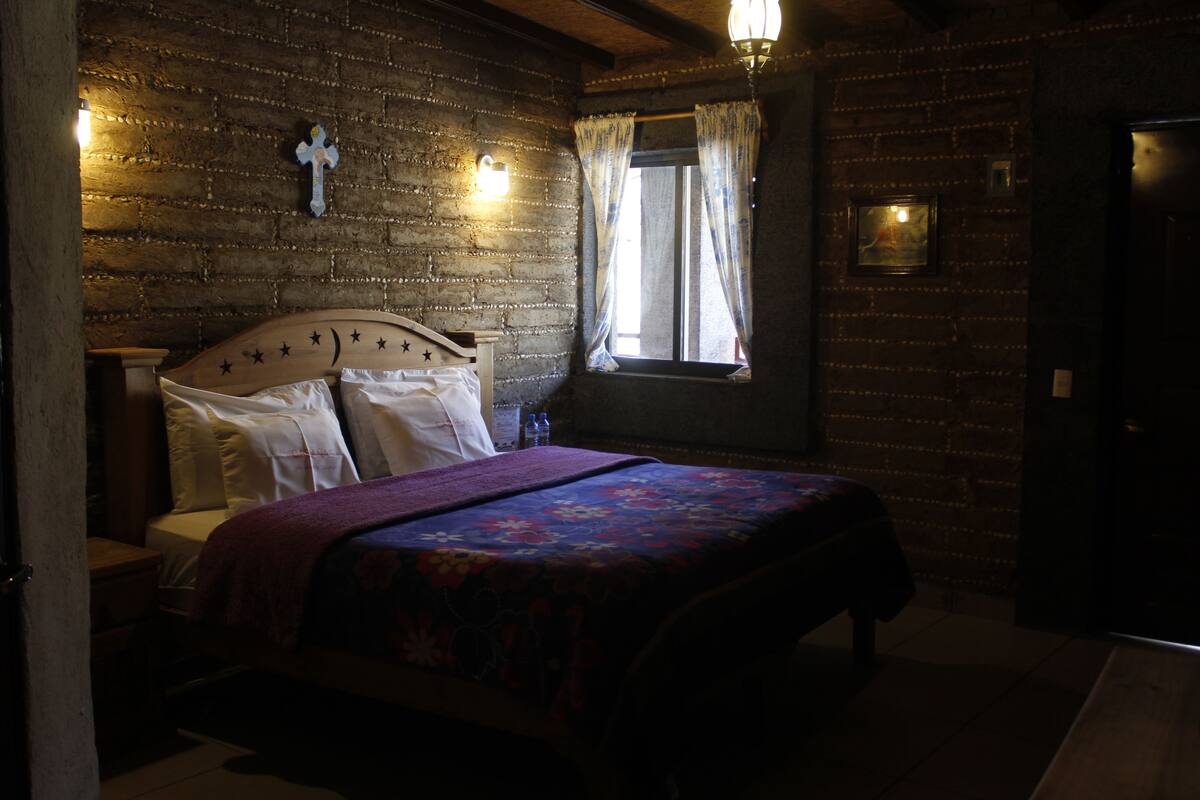 Chambre Standard, 1 très grand lit | Coffres-forts dans les chambres, lits pliants/supplémentaires gratuits