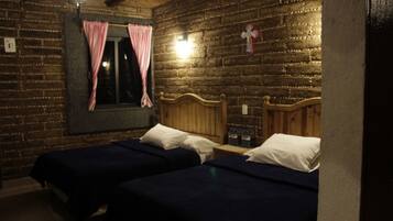 Habitación Deluxe, 2 camas matrimoniales | Caja de seguridad en la habitación y camas extra gratis