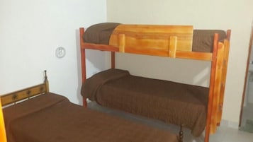 Una cama litera con estructura de madera y ropa de cama marrón.