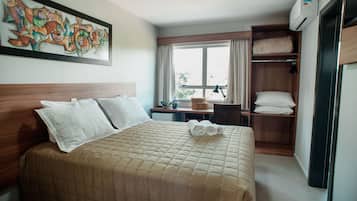 Kamar Double, Bebas Asap Rokok | Minibar, meja kerja, ruang kerja ramah laptop, dan tirai kedap cahaya