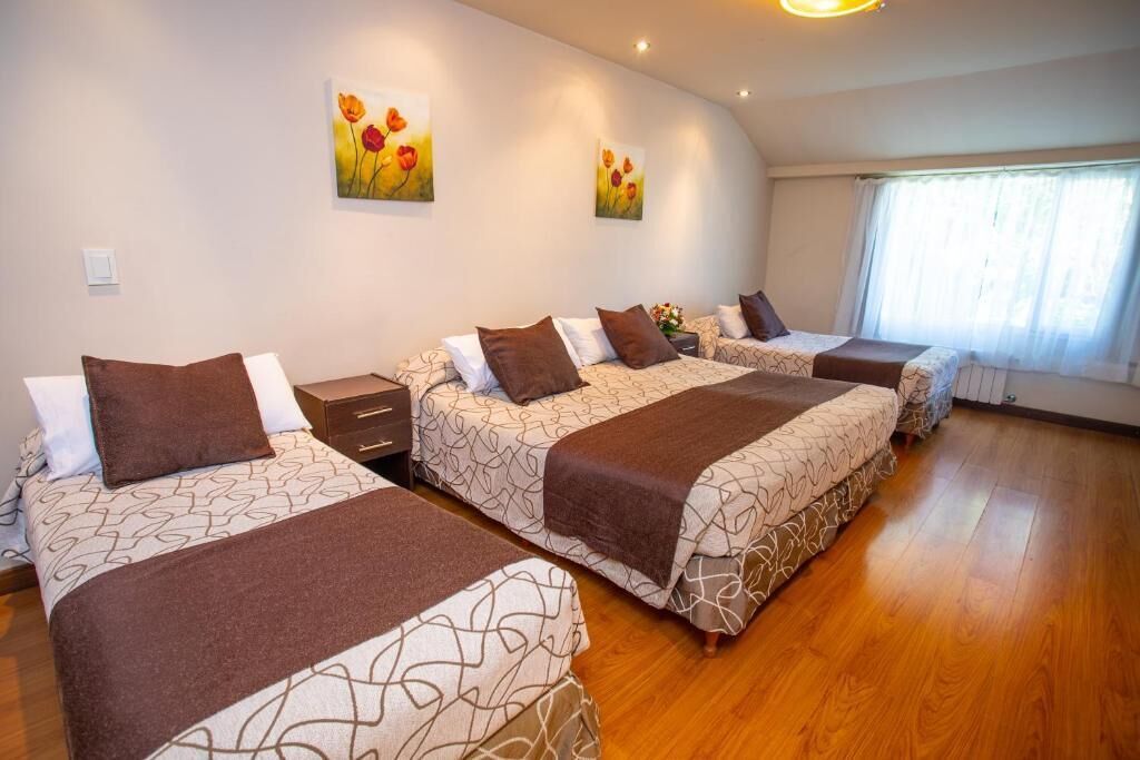 Habitación cuádruple estándar, vista a la ciudad | Caja de seguridad en la habitación y espacio para trabajar con laptop 