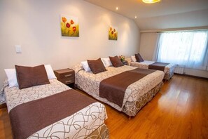 Chambre quadruple Standard, vue sur la ville | Coffre-fort pour ordinateur portable