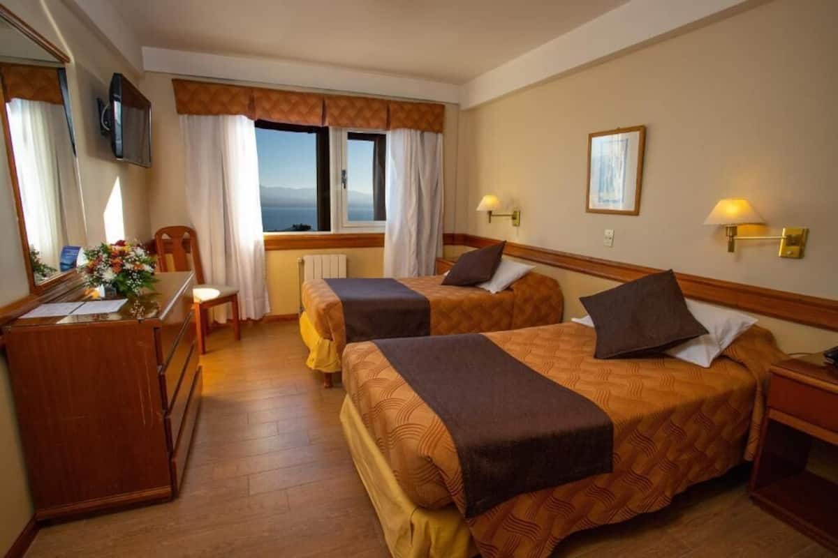 Habitación triple estándar, vista a la ciudad | Caja de seguridad en la habitación y espacio para trabajar con laptop