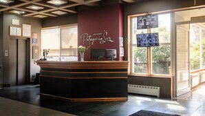 Eine Rezeption mit einem Schild, auf dem 'Patagonia Sur Hotel & Events' steht.