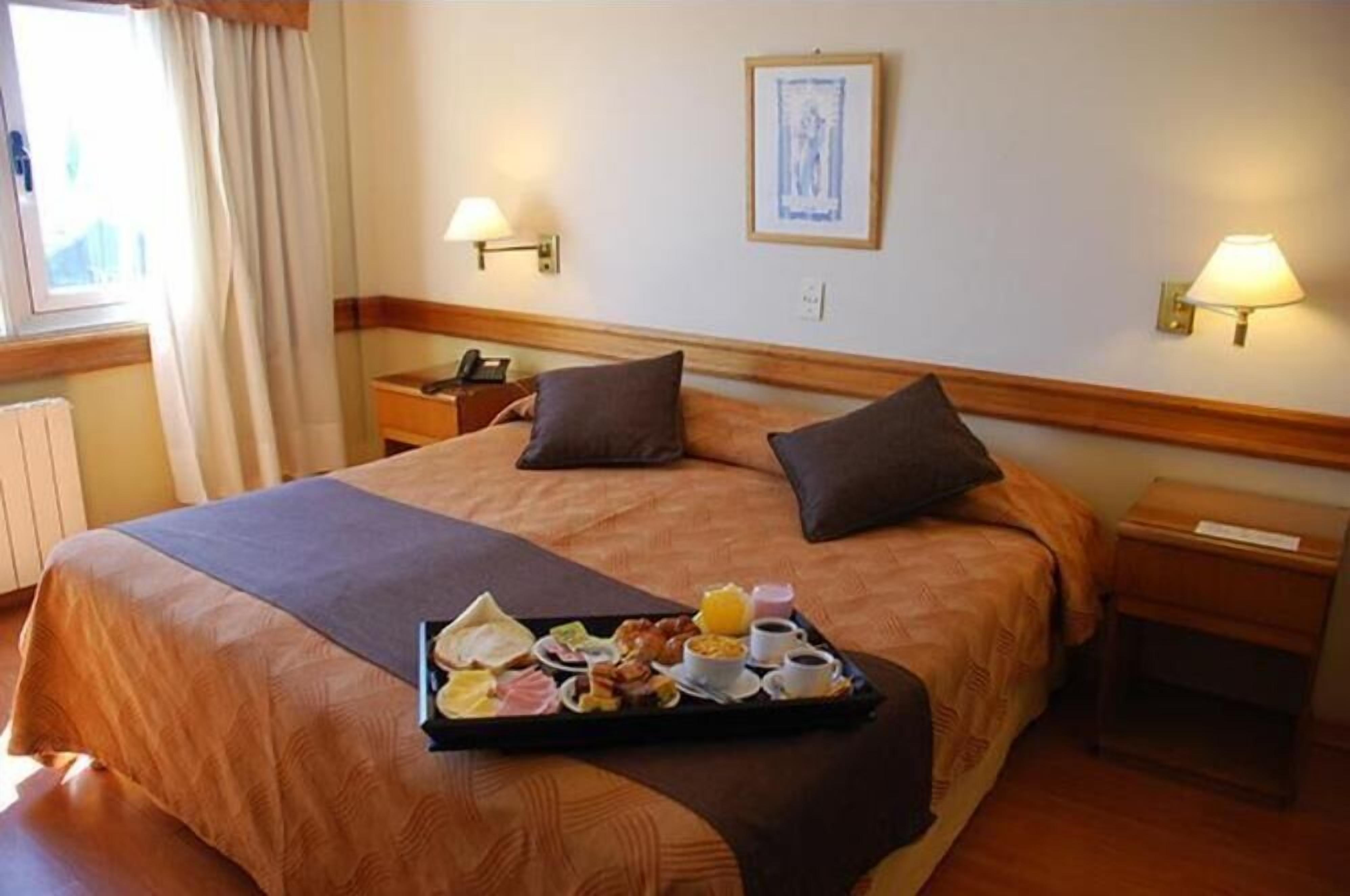 Caja de seguridad en la habitación y espacio para trabajar con laptop 