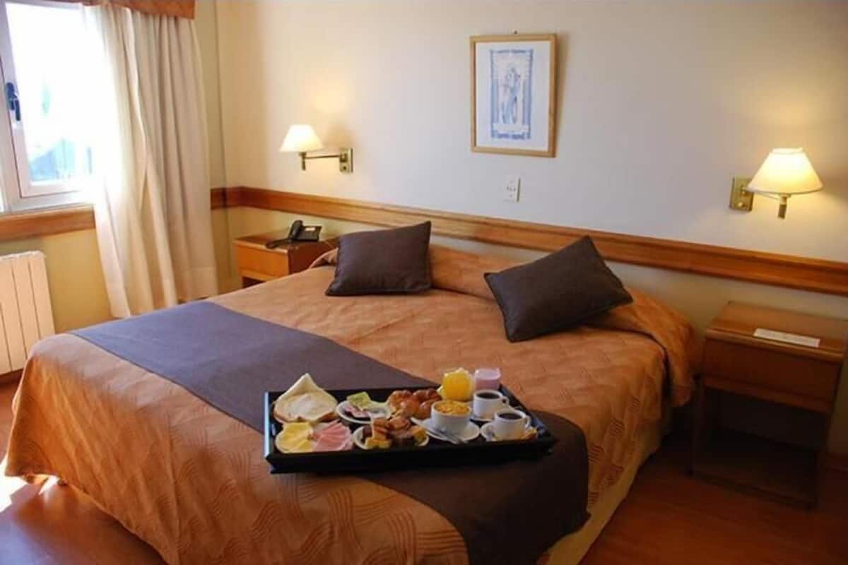 Caja de seguridad en la habitación y espacio para trabajar con laptop