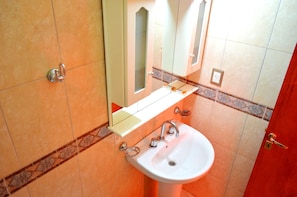 Departamento estándar, cocina | Lavabo en el baño