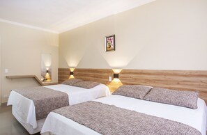 Quarto quádruplo luxo | 1 quarto, frigobar, individualmente decorados, Wi-Fi de cortesia