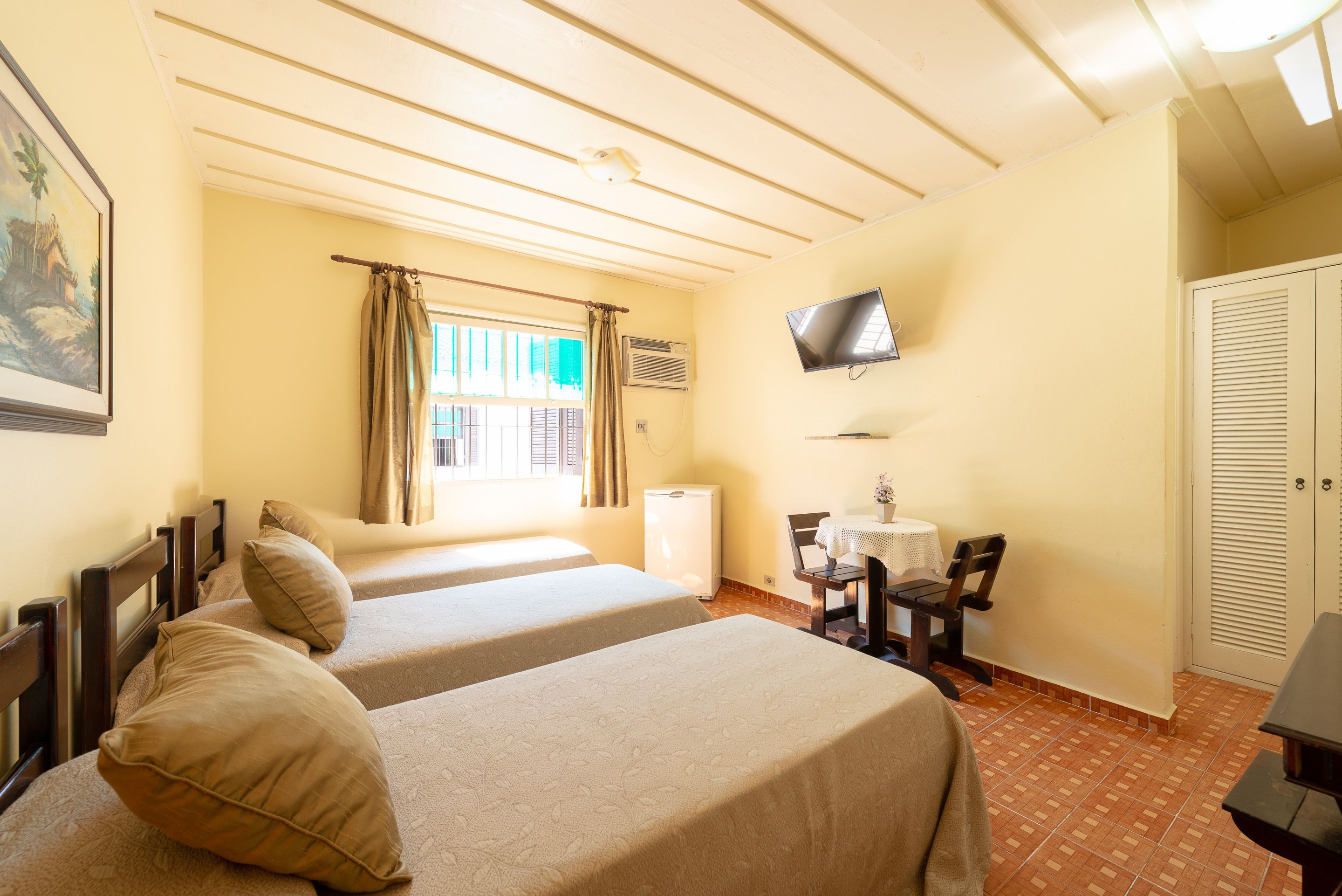 Quarto Familia Premium | 1 dormitorio, minibar, wifi gratis y decoración individual