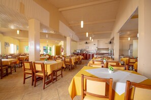 Breakfast served - Hotel Saveiros (Ubatuba)