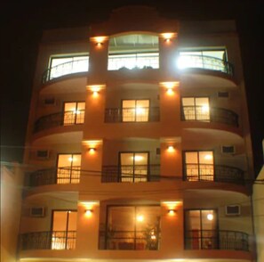 Depan hartanah - siang/malam