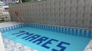 A swimming pool with the word "MARES" tiled on the floor. - Edificio 7 Mares Apto 504 (Santa Marta)