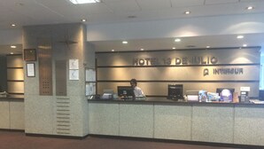 A hotel reception desk with a sign reading "HOTEL 13 DE JULIO" and "INTERSUR". - Intersur Hotel 13 de Julio (Mar del Plata)