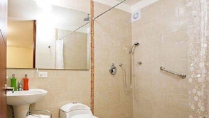 Un bagno con il water, un lavandino e una doccia.