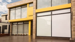 Un edificio moderno con ampie finestre e una parete gialla a contrasto.