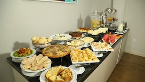 En buffet med forskellige retter og en drikkebuffet.