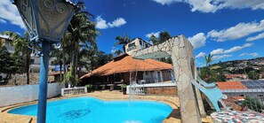 Outdoor pool, pool loungers - Hotel Pousada Casarão (Serra Negra)