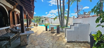 Piscina externa, espreguiçadeiras