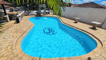 Piscine extérieure, chaises longues