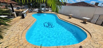 Piscina externa, espreguiçadeiras