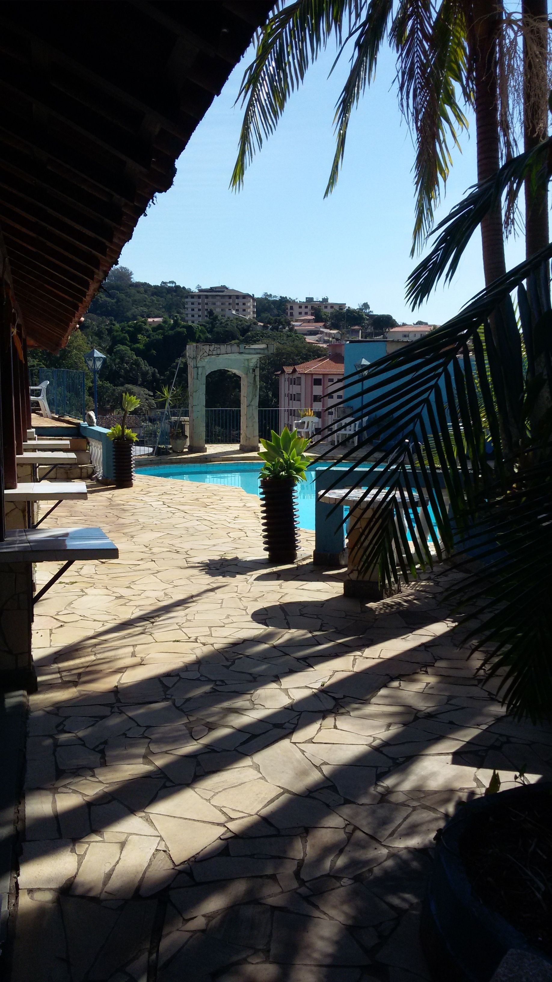 Piscine extérieure, chaises longues
