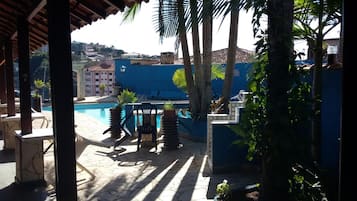 Alberca al aire libre y camastros