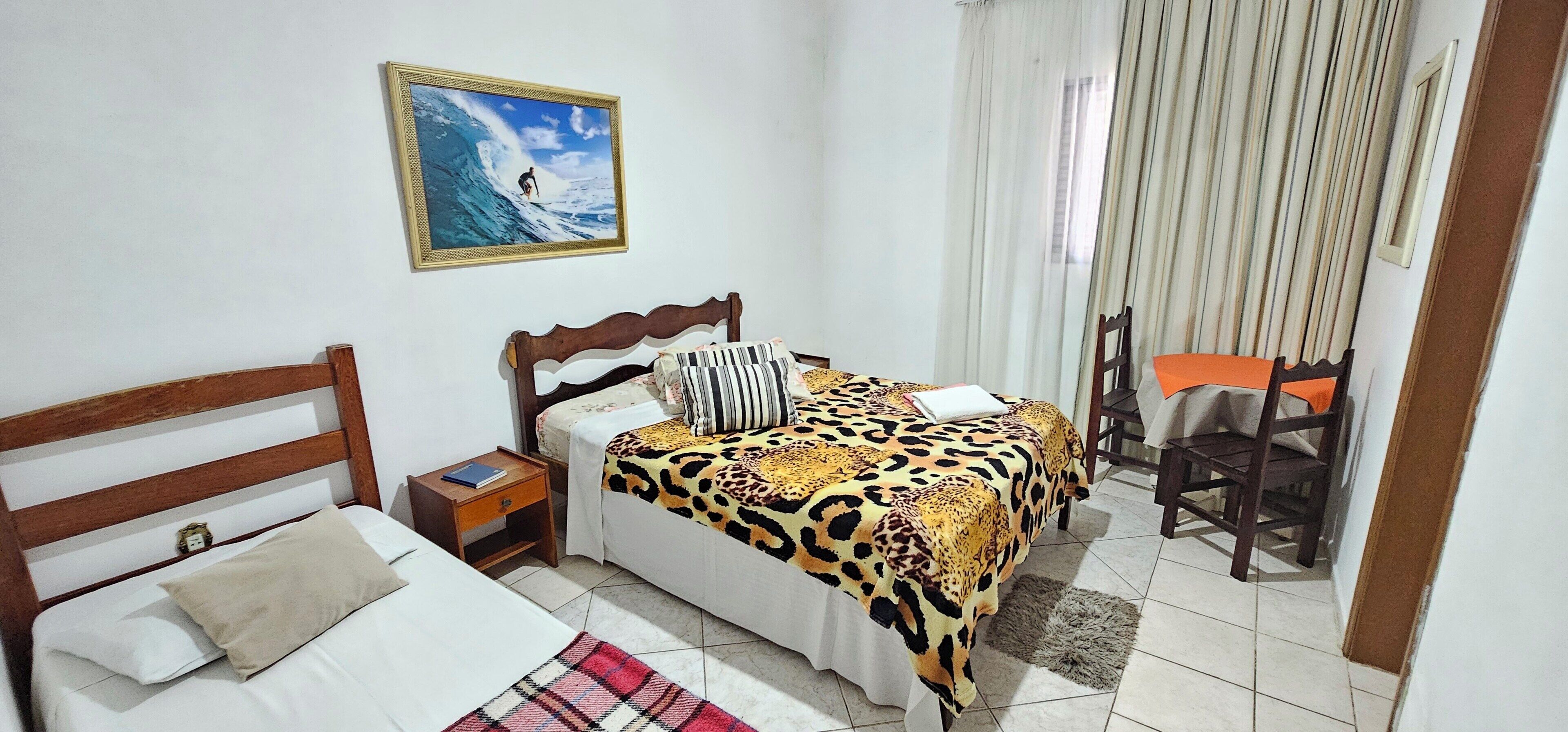 Kolmen hengen economy-huone | Pimennysverhot, ilmainen Wi-Fi, vuodevaatteet