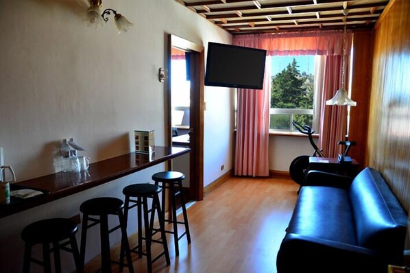 办公桌、熨斗/熨板、免费折叠床/加床、免费 WiFi