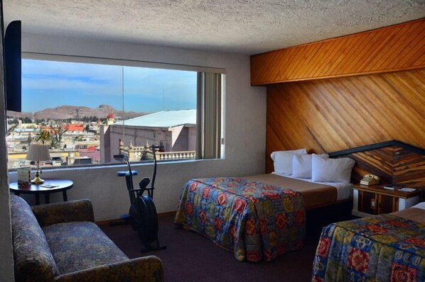 Desk, iron/ironing board (on request), free rollaway beds, free WiFi - Hotel Casablanca (Durango)