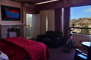 办公桌、熨斗/熨板、免费折叠床/加床、免费 WiFi