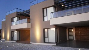 Un edifici modern d'edifici amb balcons i finestres grans.