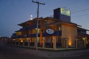 Un edificio de dos pisos con un letrero que indica que es un hotel.