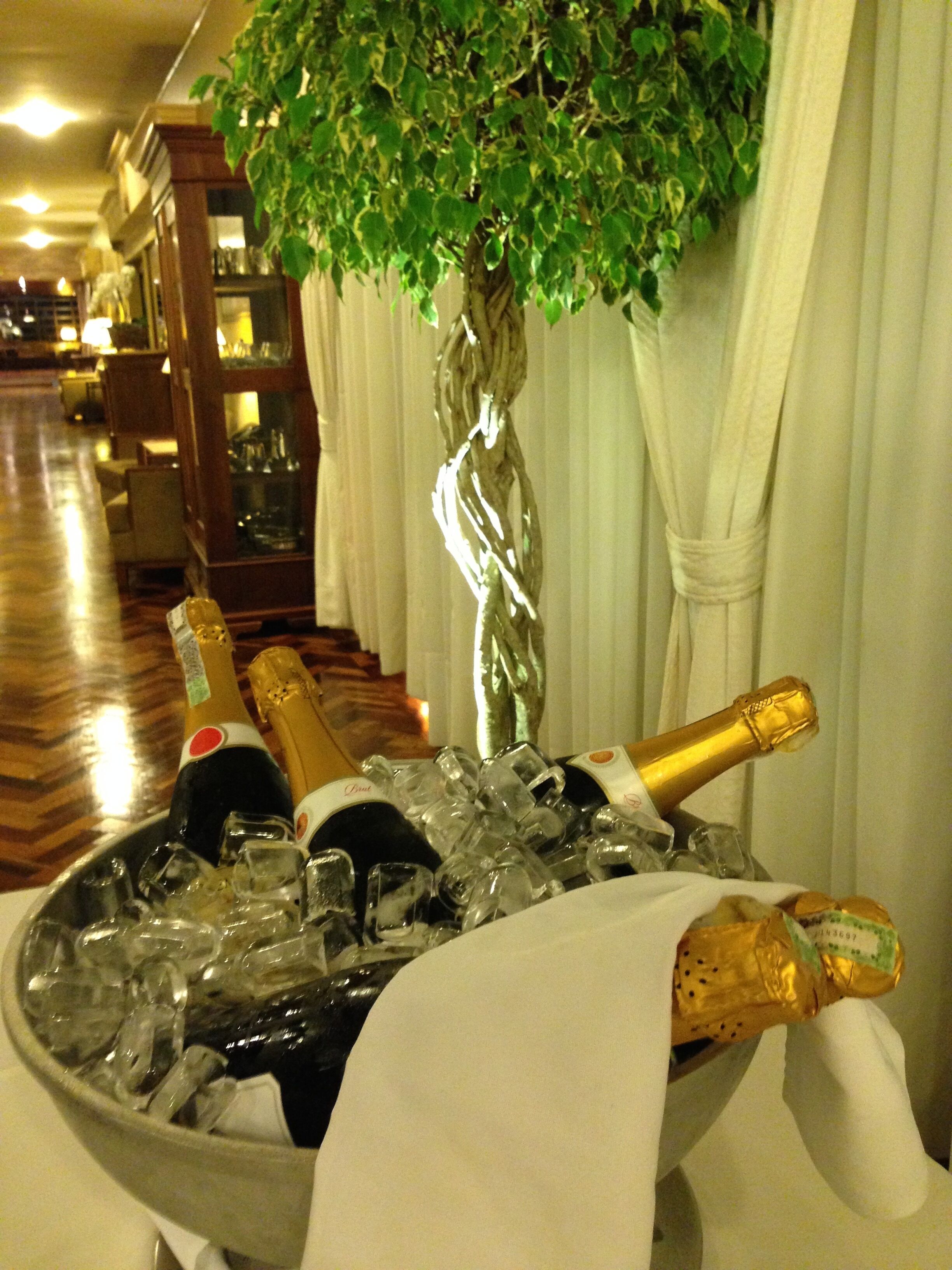 lunch and dinner served