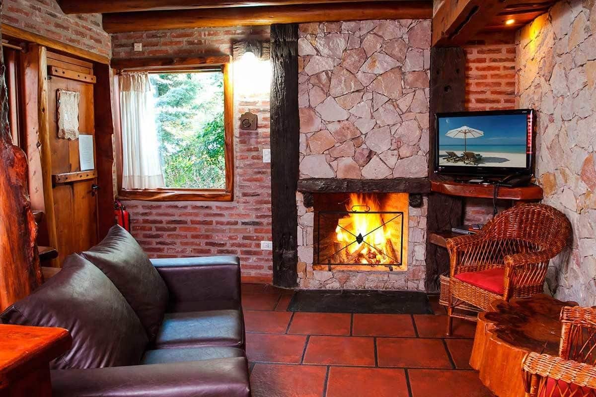 Cabaña Deluxe (4 people) | Área de sala de estar | Televisión de pantalla plana, reproductor de DVD y películas de estreno 