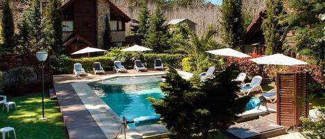 Piscina externa sazonal, espreguiçadeiras