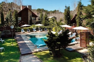 Sezonluk açık havuz, şezlonglar