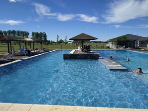 Indoor pool, seasonal outdoor pool, pool umbrellas, sun loungers - Pampas del Sur (Canuelas)