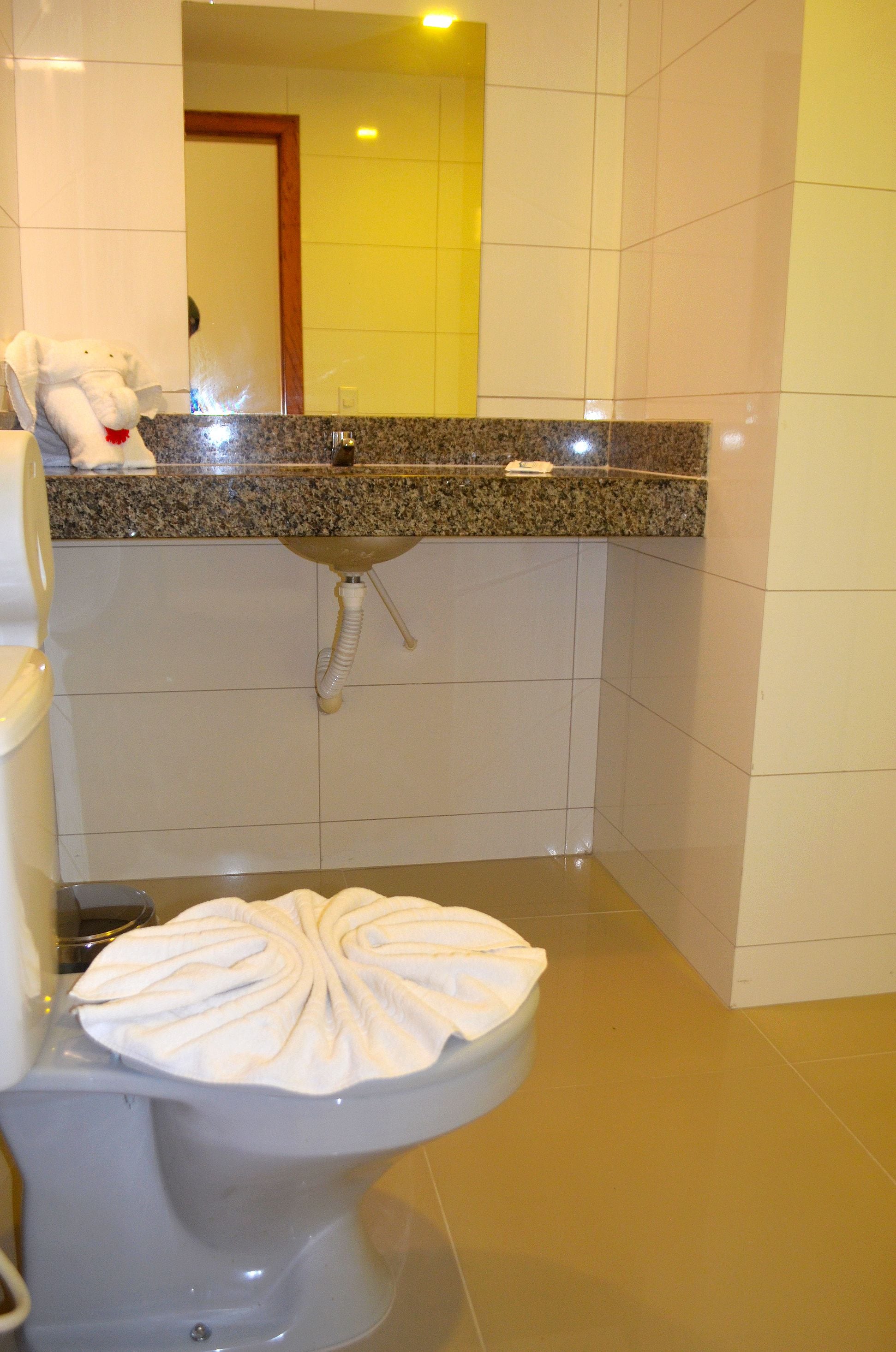 apartamento standard | bathroom | shower, free toiletries, hair dryer, towels