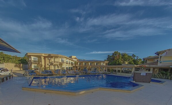 2 piscines extérieures