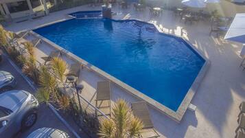 2 outdoor pools